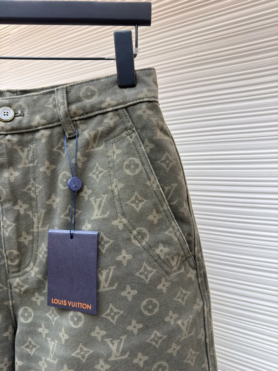 LOUIS VUITTON full-print jacquard pocket trousers and jeans ●Original version: Purchased and developed for 15900 ●Item number: 1682470-B45 ●Material: denim fabric ●Technology: jacquard production ●Color: vintage green ●Version: fitted version ●Weight: about 925 grams ●Size: 28-30-32-34-36 ●Description: These Louis Vuitton all-over printed presbyopia overalls are made of heavy twill denim. The fabric has been stone washed and distressed to create a soft and skeletal texture, while giving the pants a retro distressed tone. The body of the trousers adopts the all-over printing process of the brand's classic presbyopic pattern. The printing is processed by digital direct printing and high-temperature color fixation. The color reproduction is high and is not easy to fade and crack. The workwear-style large pockets are made with three-dimensional tailoring technology. The bag mouth is reinforced with double-needle stitching, which combines practicality and design. The waistband adopts a classic button-zipper opening and closing design, with adjustable trousers details. The trousers are straight-cut and have raw edges. The overall fabric processing and structural sewing follow the brand's high-end clothing technology. Every seam is precisely positioned to make the trousers crisp and durable, perfectly integrating classic presbyopic elements and workwear style. The overall wiring is straight and delicate, the fabric is comfortable and soft, and the color is consistent without color difference. It can be matched with the same style to create a fashionable look and control various occasions. Customized accessories, complete with three standards, same style for men and women!